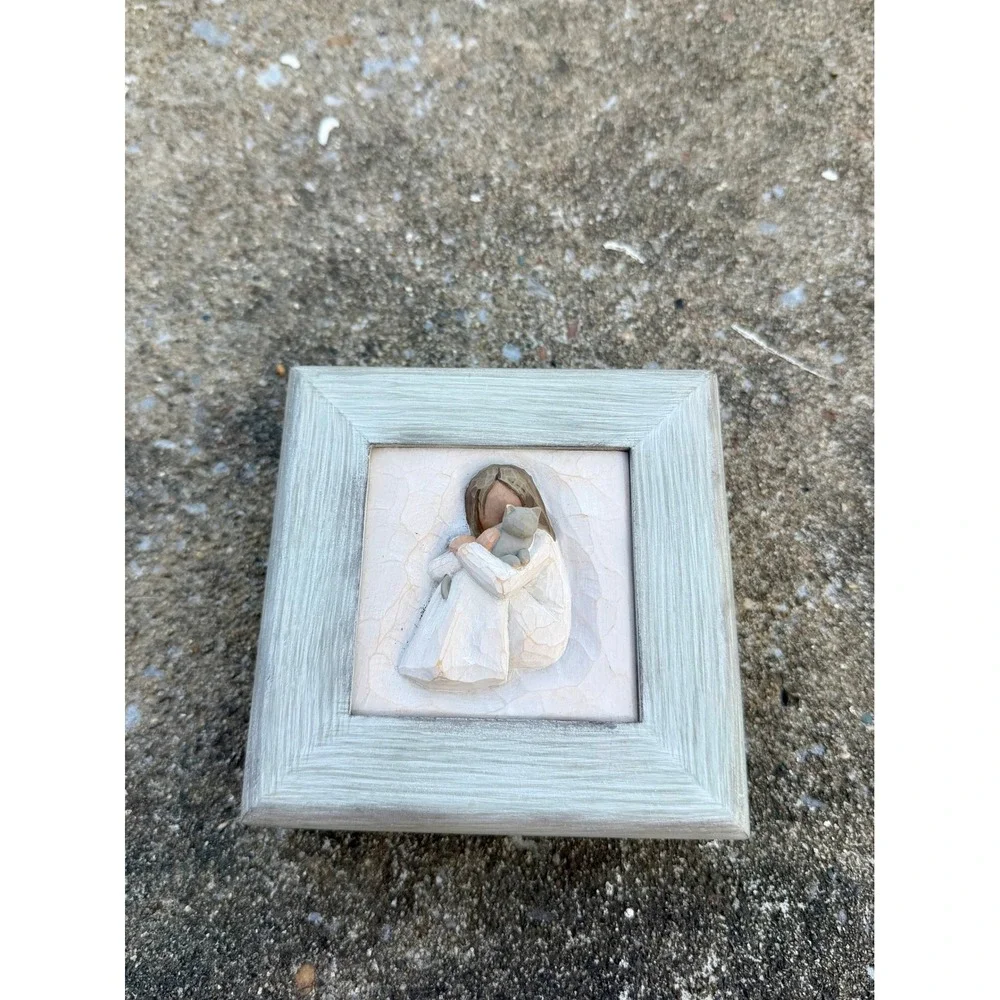 Willow Tree Comfort Keepsake Box Susan Lordi DEMDACO Girl with Cat 2005 Gray